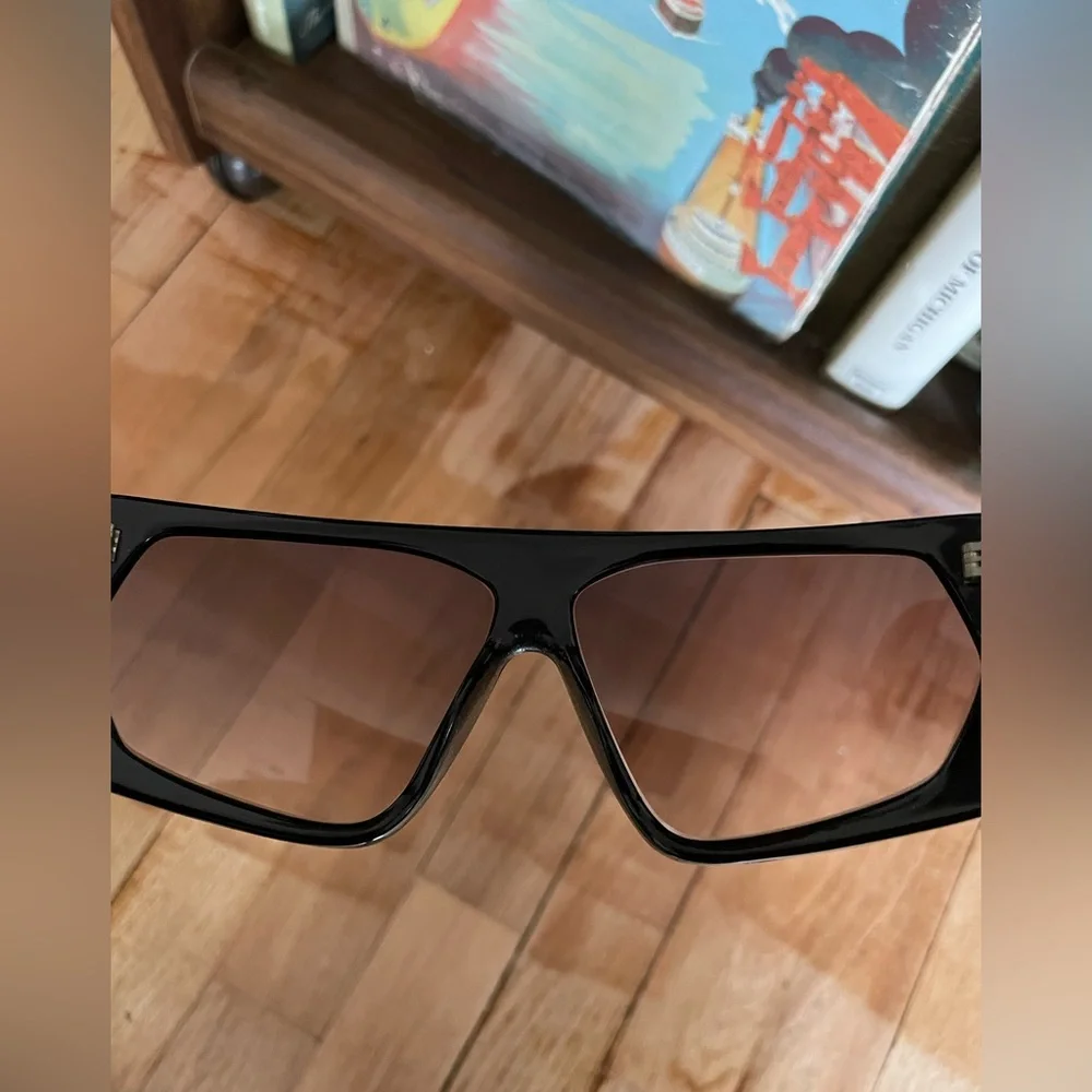 Vintage Italian Black and Pale Gold Oversized Sunglasses - Picture 4 of 5